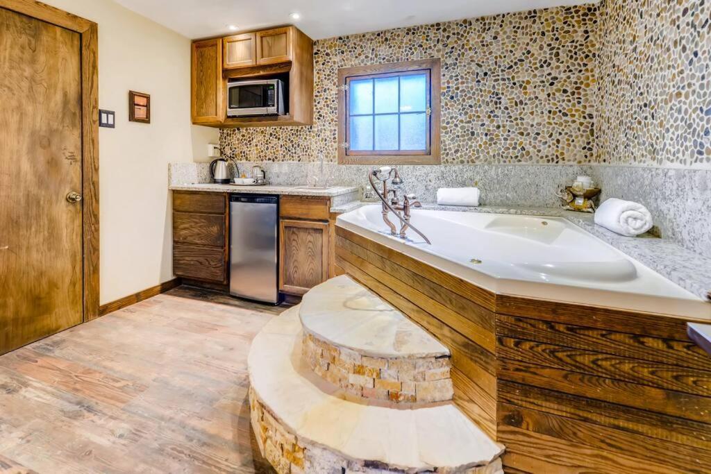 Cliff House Lodge And Hot Tub Cottages モリソン エクステリア 写真
