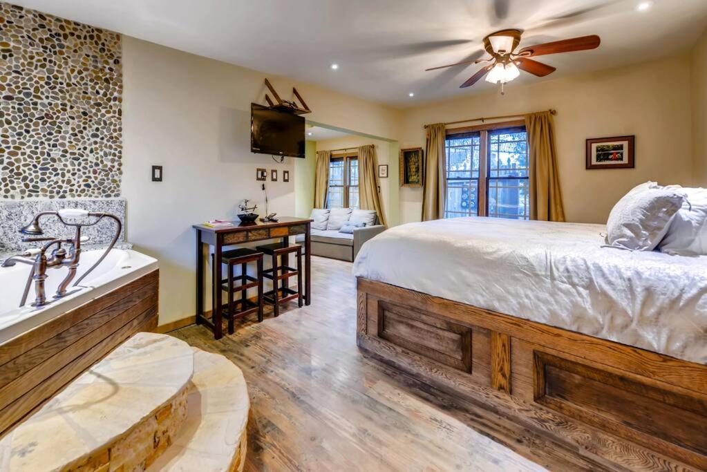 Cliff House Lodge And Hot Tub Cottages モリソン エクステリア 写真