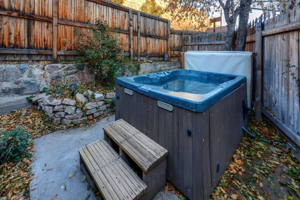 Cliff House Lodge And Hot Tub Cottages モリソン エクステリア 写真